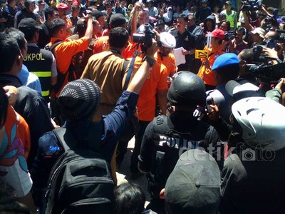 Warga Tonton Rekonstruksi Pembunuhan Sisca