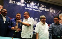 Hadir dalam jumpa pers tersebut (kiri ke kanan) Ketua OC Rakernas PAN Ali Taher, Pembina Organisasi & Kaderisasi (POK) Hafiz Tohir, Ketua DPP PAN Bara Hasibuan, Ketua Pemenangan Pemilu Putra Jaya Husein, dan politisi senior PAN Alvin Lie.