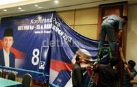 Sejumlah pekerja melakukan persiapan.