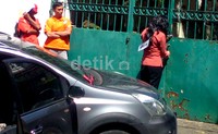 Rekonstruksi dimulai saat sisca membuka gerbang kos. Awalnya, Sisca tak tahu tas yang ada di dalam mobilnya diambil oleh Wawan. Begitu Tahu, Sisca lantas mengejar Wawan.