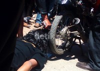 Pelaku memperagakan adegan memotong rambut Sisca yang terlilit di gir.