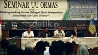 Seminar UU Ormas itu juga dihadiri anggota Komnas HAM Muhammad Nurkhoiron dan Ketua Umum DPN Repdem Masinton Pasaribu.