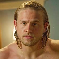 Charlie Hunnam Bantah Ikut Casting Fifty Shades of Grey