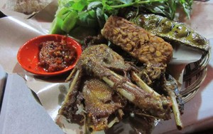Bebek Galak: Pedas Mantap Bebek Goreng Dicocol Sambal Rawit