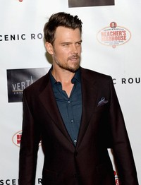 Josh Duhamel tampak cool. Michael Buckner/GettyImages/AFP.