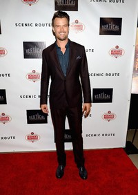 Josh Duhamel memilih setelan jas dari Dolce & Gabbana dengan kemaja berwarna biru teal yang terlihat serasi dengan sepatu hitam. Michael Buckner/Getty Images/AFP.