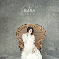 Gyuri terlihat sangat cantik dibalut dress panjang putih berdetail lace. (KARA)
