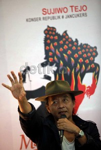     Sujiwo Tejo memberikan penjelasan terkait konser bertajuk 'Maha Cinta Rahwana'.