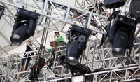Pihak penyelenggara pun mulai menata lampu panggung, layar LCD dan tata suara sound system, yang akan diterlihat canggih dan mewah     