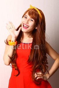 Ayu centil saat berpose di depan kamera.