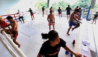 Empat belas atlet pelatnas Muay Thai Indonesia pun terus berlatih keras di pusat latihan pelatnas Muay Thai, pintu 23 Stadion Utama Gelora Bung karno, Senayan, Jakarta, Kamis (22/08).