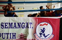 Atlet pelatnas Muay Thai berlatih selama tiga jam penuh di pagi hari dan sore hari.