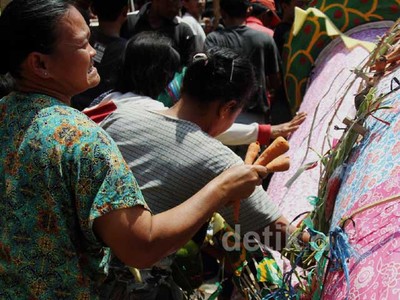 Berebut Gunungan Sembahyang Botho