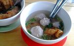 Slurrpp... Hangat Gurih Semangkuk Bakso Malang Buatan Cak Su Kumis!