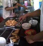 Slurrpp... Hangat Gurih Semangkuk Bakso Malang Buatan Cak Su Kumis!