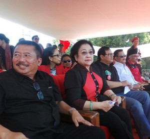 Megawati Merahkan Lapangan Flores Surabaya