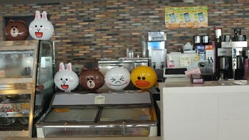 Sayangnya, media yang diundang Line hanya diberi kesempatan melakukan pemotretan di satu lantai saja, yang terdiri dari kafe, perpustakaan, observation room dan user research room.