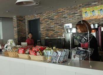     Di cafe ini, karyawan Line boleh mengambil cemilan apa saja yang mereka inginkan.