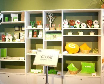 Di dalam kantor juga terdapat toko yang menjual merchandise Line dan Naver. Selain mengoperasikan Line, Line Corp juga mengoperasikan layanan Naver.