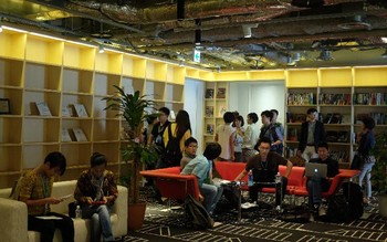 Ini adalah perpustakaan untuk karyawan dengan berbagai macam buku yang tersusun rapi di rak-rak.