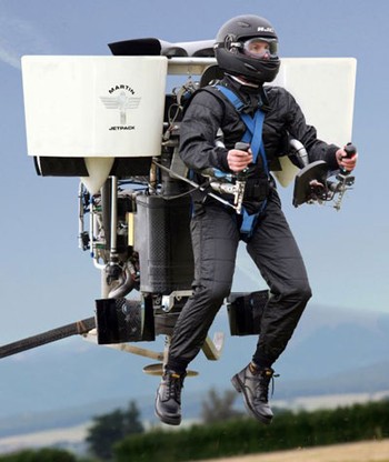     Pembuat Jetpack ini bernama Glenn Martin asal Selandia Baru. Dia menghabiskan waktu sampai 30 tahun untuk merancangnya sampai dinyatakan mumpuni membawa manusia terbang. (kredit foto:newscom)