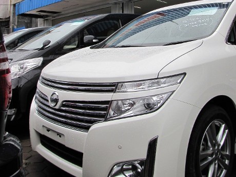 Pajak Mobil Mewah Naik Hampir 2 Kali Lipat