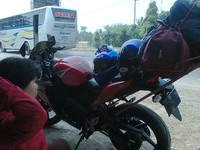 Pemilik motor tengah beristirahat di sela perjalanan mudik. (Foto Mirzah Jozz).