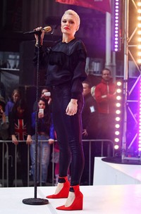 Lewat setelan serba hitam dengan atasan longgar dipadu dengan celana panjang berbahan kulit dan sepatu berwarna merah dari Burberry, Jessie J mengguncang panggung. Marianna Massey/Getty Images.