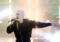 Ia juga terlihat glamor dengan perhiasan emas yang dikenakannya. Marianna Massey/Getty Images.