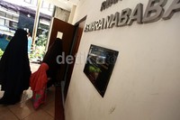 Keluarga terduga teroris memasuki ruang pengaduan di Komnas HAM, Jakarta.
