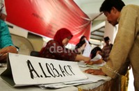 Nama pedagang satu per satu dipanggil. Kemudian, nama pedagang yang disebut langsung bergerak menuju meja pembagian kunci.