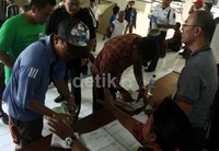 Di meja itu, mereka harus menunjukkan persyaratan secara lengkap, barulah diberikan kunci.