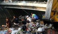 Meski bau sampah menyengat, mereka tak juga mau pergi sebelum memperoleh hasil atau malam segera datang.