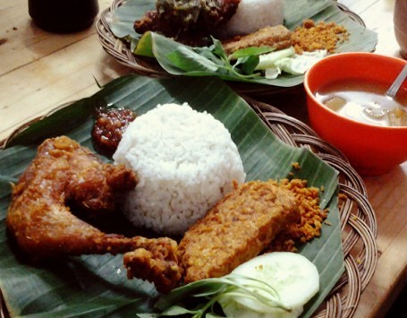 Ayam Goreng Ibu Djagat: Dibikin Gemes Ayam Kremes Komplit 