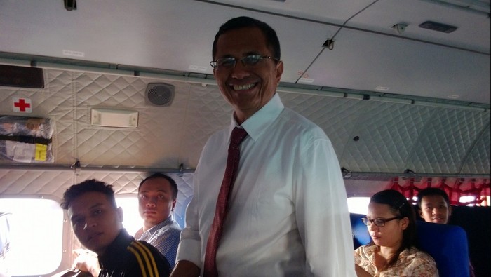 Terbang dengan Pesawat CN295, Dahlan Jadi Pramugara Dadakan