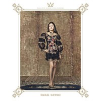 Park Gyuri memilih dress semi transparan untuk konsep 'The Queen'. (KARA)