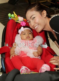 Ayu mendandani sang buah hati serba pink from head to toe. Gus Mun/detikHOT.