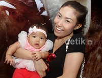 Ayu tampak bahagia menghabiskan waktu dengan Aqila. Gus Mun/detikHOT.