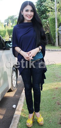 Sampai sekarang aku dipanggil Ibu Bidadari sama anak-anak. Mungkin sampai mereka gede pun akan tetap panggil aku Ibu Bidadari, katanya.