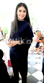 Sandra Dewi, Si Ibu Bidadari