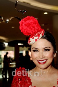 Topi merah unik Titi DJ. Gus Mun/detikHOT.