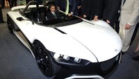 Mobil ini memang membuat orang Meksiko bangga. Bahkan Presiden Meksiko Enrique Pena Nieto sudah mencobanya. Dia duduk di dalam mobil menyalakan mesin mobilnya dan menekan pedal gas. (dok VUHL Automotive).