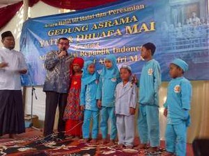 Anak Pemulung Menangis di Depan Mensos Salim Segaf, Minta Ibunya Dibantu