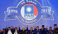 Para petinggi PAN saling bergandengan tangan.