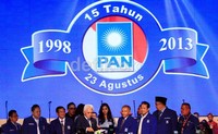 Ketua Umum PAN Hatta Rajasa memotong tumpeng.