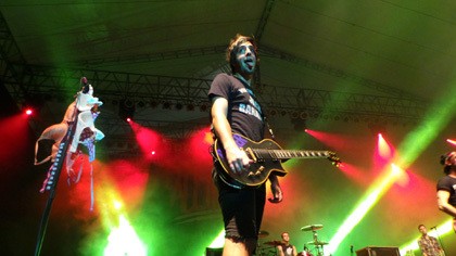 Hujan Bra dalam Konser Kedua All Time Low di Jakarta