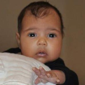 Ini Dia Foto Perdana Bayi Kim Kardashian