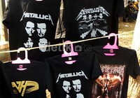 Kaos Metallica dijual dengan harga Rp 85 ribu sampai Rp 95 ribu.