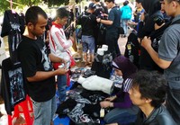 Hengki mulai menjajakan barang dagangannya mulai pukul 9.00 WIB.