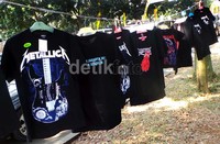 Kaos bergambar band Metallica dijual di area luar penukaran tiket konser.